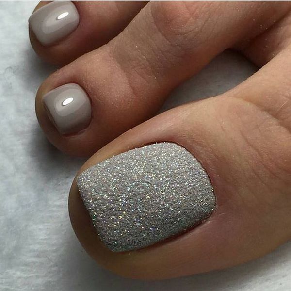 Teennagels in grijs met een glitternagel