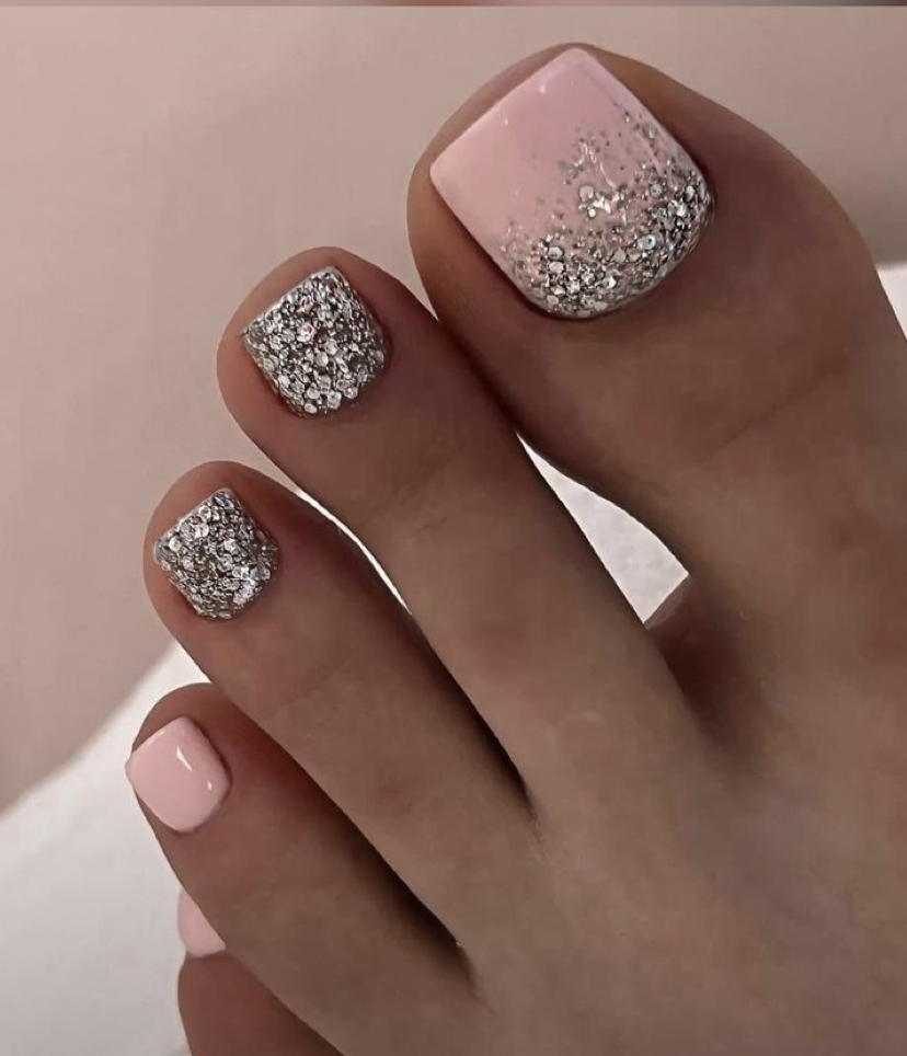 Pedicure in lichtroze met kristallen op de grote teen