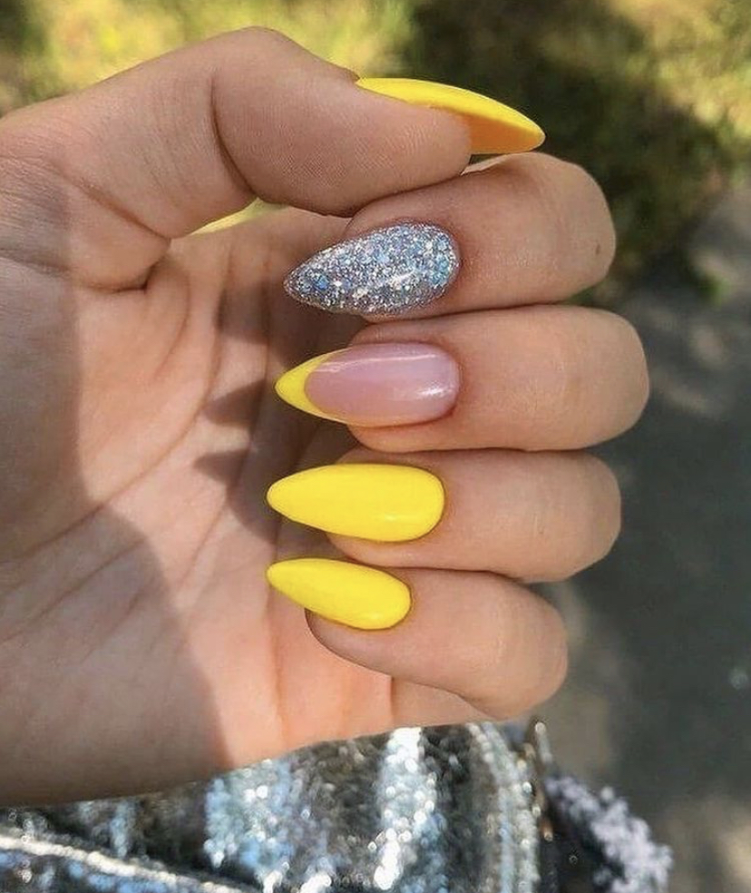 Gele amandelnagels met een glitternagel
