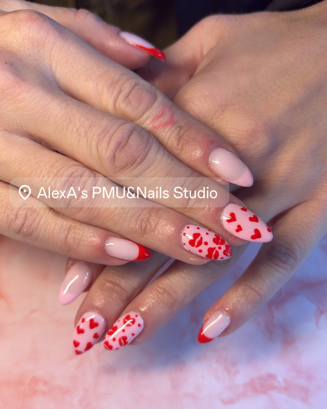 Lichtroze nagels met rode hartjes en rode French tips