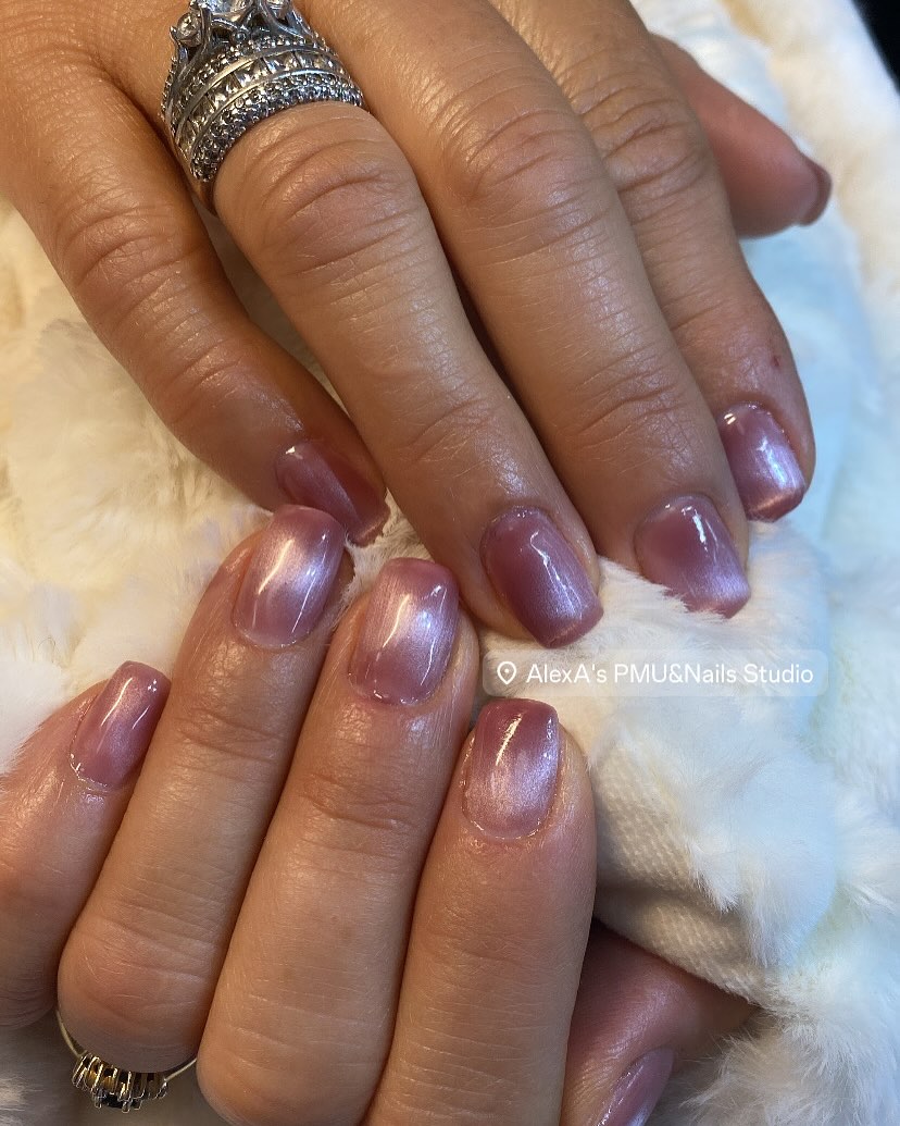 Mauve cat eye nagels op wit nepbont
