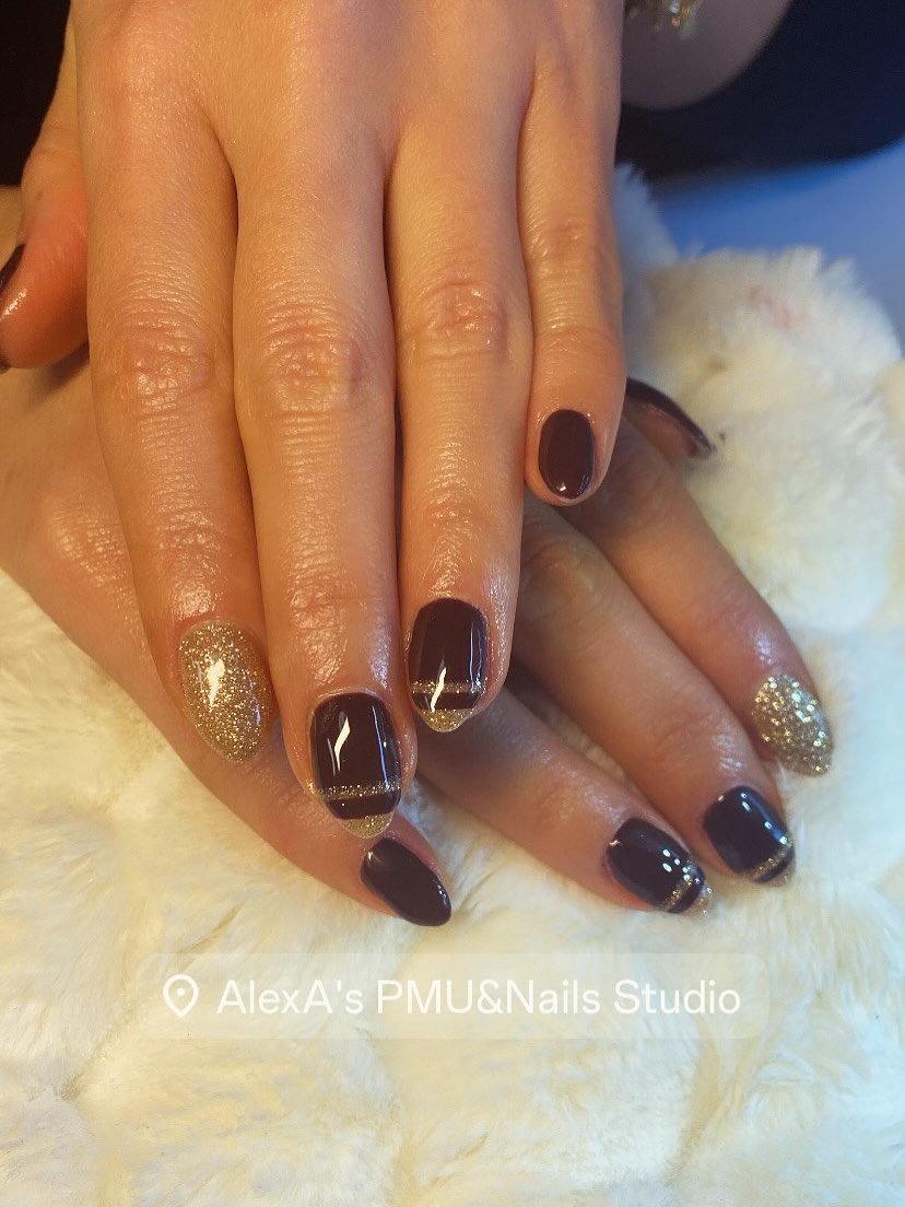 Donkerbruine nagels met gouden glitter
