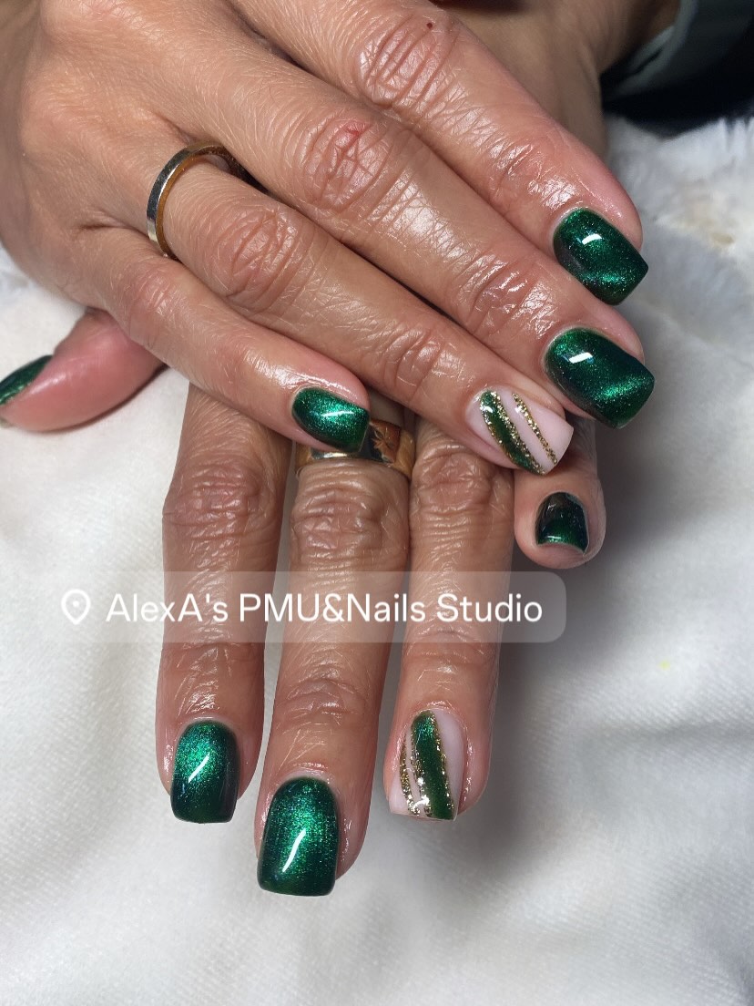 Diepgroene cat eye nagels met een gouden accent