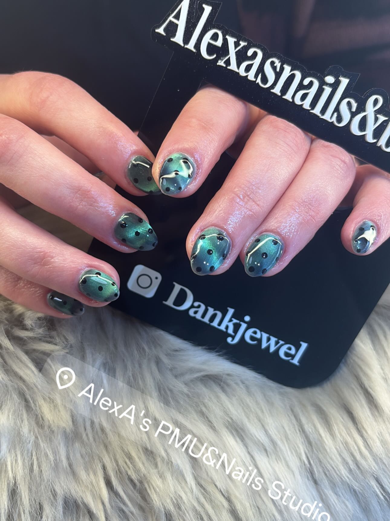 Groene nagels met stippen op het visitekaartje van de studio, met de tekst Dankjewel